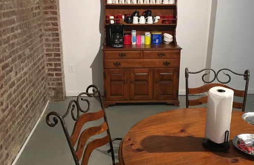 South Main Historic District House | HUGE 5000 sqft condo - 2 blocks Beale, 11 beds 3king & 8queen, 3 bath, prkng lot