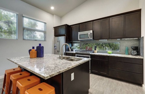 Holly House | Huge 5BR East Austin Escape - Steps to 6th & Dtown