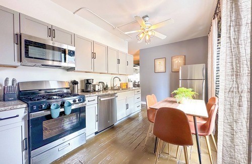 Near South Side Apartment | HUGE 5BR with Optional Parking/Pool table/sleeps 10