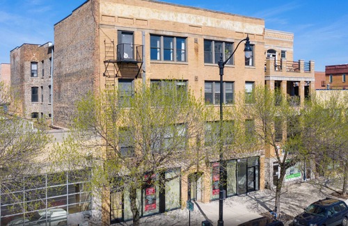 Near South Side Apartment | HUGE 5BR with Optional Parking/Pool table/sleeps 10