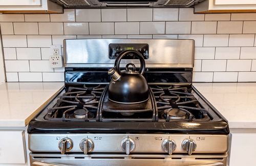 Shaw House | Huge 6 bed, 3.5 Bath Home 2 KING BEDS FAMILY SHAW NEIGHBORHOOD