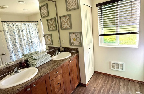 Forks House | Huge 6-Bedroom Home with Arcade Room – Perfect for Big Families or Groups!