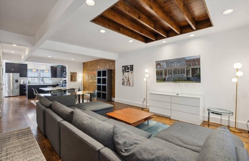 Petworth House | Huge 6 Queen Bed home with two decks & Parking