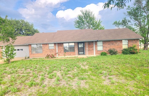 Weston House | Huge 8 bedroom 2 houses Private Pond PilotPoint Aubrey Ranch sleeps 40 to 50