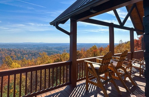 Dobson Cabin | Huge 8BR Mountaintop Mansion, with Majestic Views,Oversized deck in Mt.Airy, NC.
