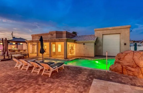Lake Havasu City House | Huge backyard with pool, hot tub, BBQ, and putting green.