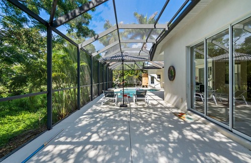 Laurel Villa | Huge Beach Villa, Mins To Beach With Private Salt Water Heated Pool