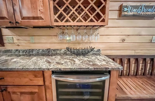 Oakland House | Huge, Beautiful and Quiet Home with Amazing Amenities