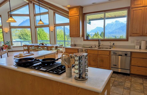 Sultan Ski Chalet | Huge Chalet - Epic Mountain Views! 5 Bed/3.5Bath