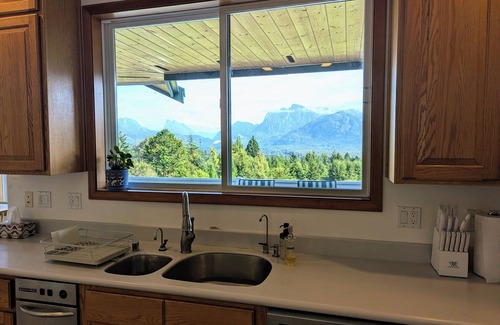 Sultan Ski Chalet | Huge Chalet - Epic Mountain Views! 5 Bed/3.5Bath