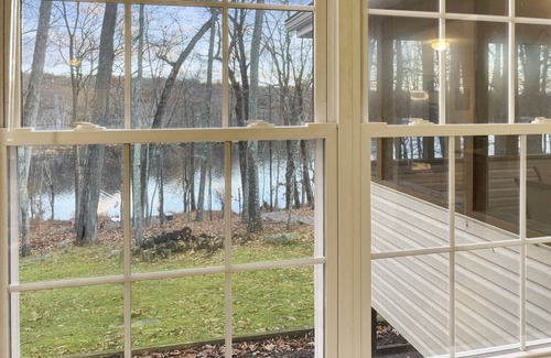 Tamiment House | Huge Comfy Lakefront : Kayaks, Gamerooms, Firepit, Pet Friendly, Bushkill Falls!