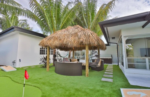 Deerfield Beach House | Huge Cove Home w Tiki and Spa+ Bikes, Minutes to Ocean