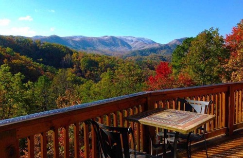 Gatlinburg - Pigeon Forge House | Huge Decks with A+ Views-Hot Tub-Firepl-King Beds-WiFi-Only 2 Miles from Parkway