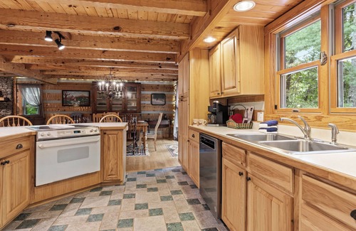 Townsend Cabin | HUGE FAMILY CABIN - 5 bdrm/4.5 bth, Game Room, Hot Tub, Playhouse, Bonfire Pit