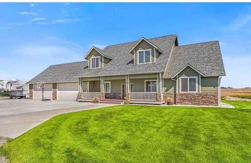 Stratford House | Huge Home by lake w/Hot tub & parking for lg rigs