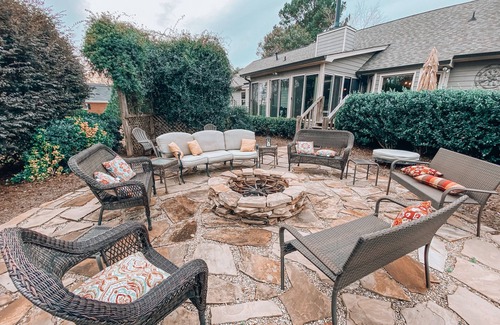 Loganville House | Huge Home, Fire Pit, Hot Tub, New Weber Grill, 2 min from Kroger, 2 Living rooms
