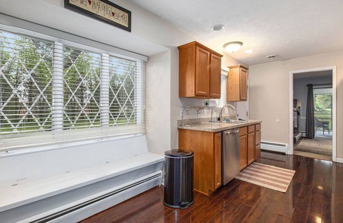 Waverly House | HUGE Home Sleeps 10 w/Garage - 5 Min to Airport/Capitol/Food 10 Min to MSU