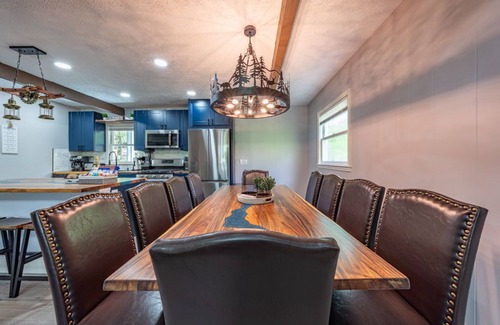 Charter Hills House | Huge House in amazing Beech Mountain with Game Room, Hot Tub, Sauna, & Fire Pit!