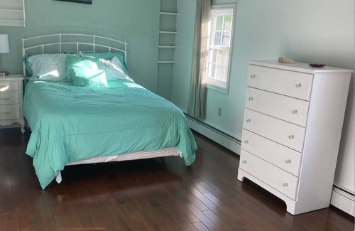 Bristol House | HUGE HOUSE, POOL, BEACH, SLEEPS 10+!