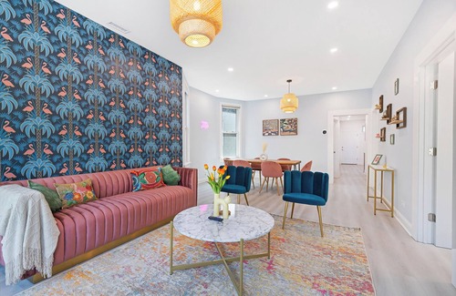 Lakeview House | Huge Jungle Retreat w/Ping Pong + Huge Basement. Walk to Wrigley, Restaurants