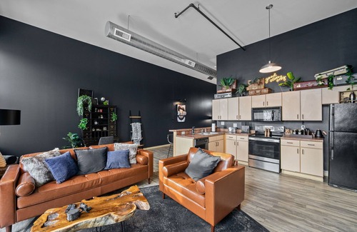 Downtown Des Moines Apartment | Huge King Bed Loft Downtown - Balcony - Grocery - Brewery - Court Ave Nightlife