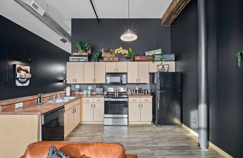 Downtown Des Moines Apartment | Huge King Bed Loft Downtown - Balcony - Grocery - Brewery - Court Ave Nightlife