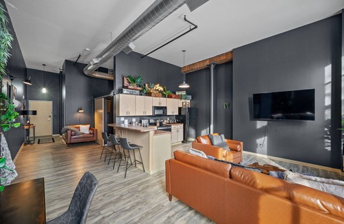 Downtown Des Moines Apartment | Huge King Bed Loft Downtown - Balcony - Grocery - Brewery - Court Ave Nightlife