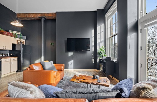Downtown Des Moines Apartment | Huge King Bed Loft Downtown - Balcony - Grocery - Brewery - Court Ave Nightlife