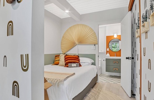 Wilton Manors Resort | Huge Lake Compound Pool Private Suites 3 Homes Dog Friendly