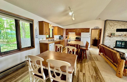 Bay Lake Cabin | Huge Lakefront 3bd + Loft + 2 Kitchen Cabin on Recreational Bay Lake- Game Room