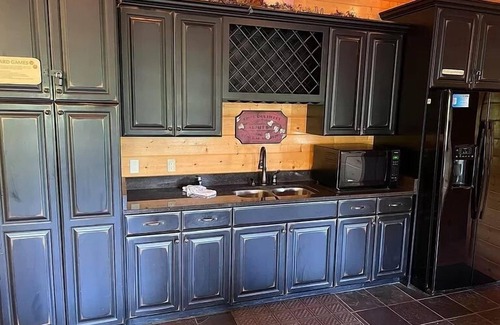 Pittman Center Cabin | Huge Log Cabin | Owner Managed | Mtn Views | Fire Pit | Lawn | Brook | Swing Set