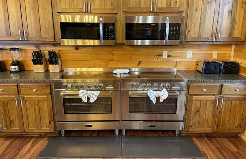 Gatlinburg - Pigeon Forge Cabin | HUGE LUXURY CABIN! BIG ELK LODGE - SLEEP 81 GUESTS and. IT'S GOT AN INDOOR SWIMMING POOL!