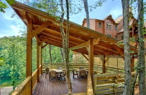 Gatlinburg - Pigeon Forge Cabin | HUGE LUXURY CABIN! BIG ELK LODGE - SLEEP 81 GUESTS and. IT'S GOT AN INDOOR SWIMMING POOL!