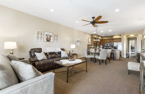 Branson Condo | HUGE LUXURY Condo with Pool! Elevator! Fun! Rec PLEX!12 Min To SDC & TB RK LAKE!