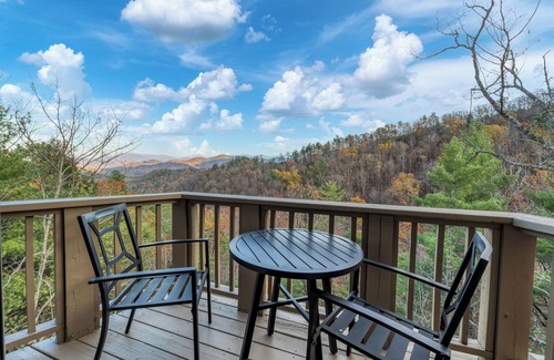 Townsend House | HUGE MTN VIEWS 4 BR/3Bath with Hot Tub, WiFi, Pool Access