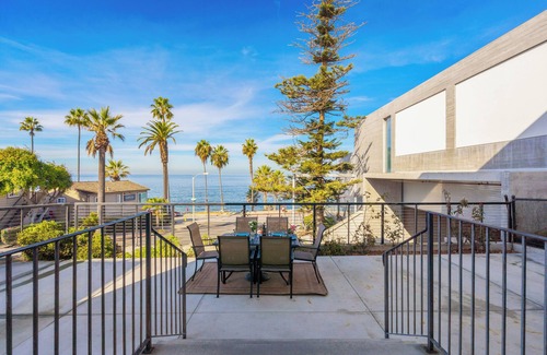 Village of La Jolla House | Huge Outdoor Space/Steps to Beach & Wedding Bowl