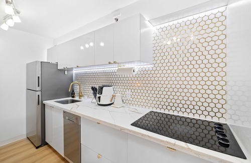 Waikiki Apartment | Huge Patio 1BR WasherDryer Free Parking 5 min to beach