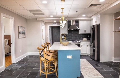 Historic South Hill Condo | HUGE Penthouse Suite- 3 BR & 2 Bath w/Elevator. Walk to UK-Downtown-Rupp
