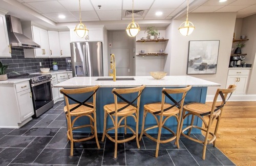Historic South Hill Condo | HUGE Penthouse Suite- 3 BR & 2 Bath w/Elevator. Walk to UK-Downtown-Rupp