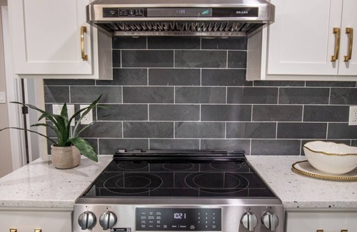 Historic South Hill Condo | HUGE Penthouse Suite- 3 BR & 2 Bath w/Elevator. Walk to UK-Downtown-Rupp
