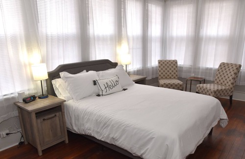 Burlington Apartment | HUGE Pet Friendly 2 Bedroom Apartment Close To Everything In Town!