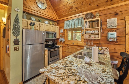 Gatlinburg Cabin | Huge Porch with Swings/Homey, Clean & Well Stocked/New Hot Tub