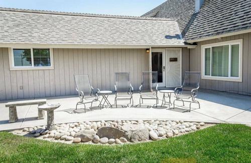 Fresno Apartment | Huge Private Guest suite w/jet tub in great neighborhood near attractions