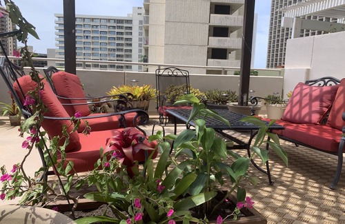 Waikiki Condo | Huge, private lanai with panoramic view of Diamondhead