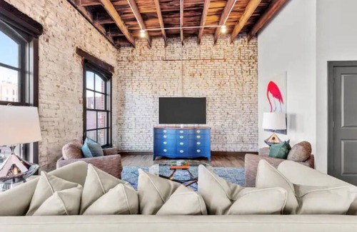 Downtown St. Louis Apartment | Huge Riverfront Loft - Walk to Conventions, Arch, Stadiums & Casino