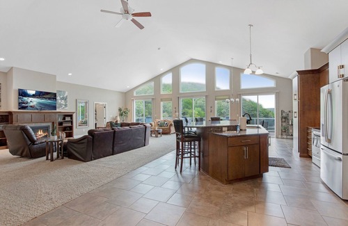 Camdenton House | Huge! Sleeps 30-Kayaks, Pedal Boat & Paddle Boards