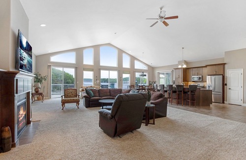 Camdenton House | Huge! Sleeps 30-Kayaks, Pedal Boat & Paddle Boards