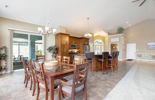 Camdenton House | Huge! Sleeps 30-Kayaks, Pedal Boat & Paddle Boards