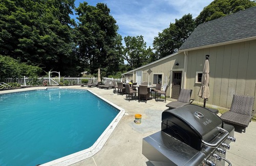 Norwichtown House | Huge Spacious 7-bedroom house with WiFi, AC and a Pool in wonderful Norwich
