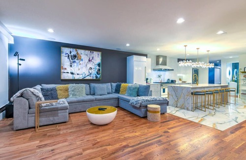 Katie Hill Neighborhood House | Huge Ultimate Lux! 16 Beds-Hot Tub & Elevator!